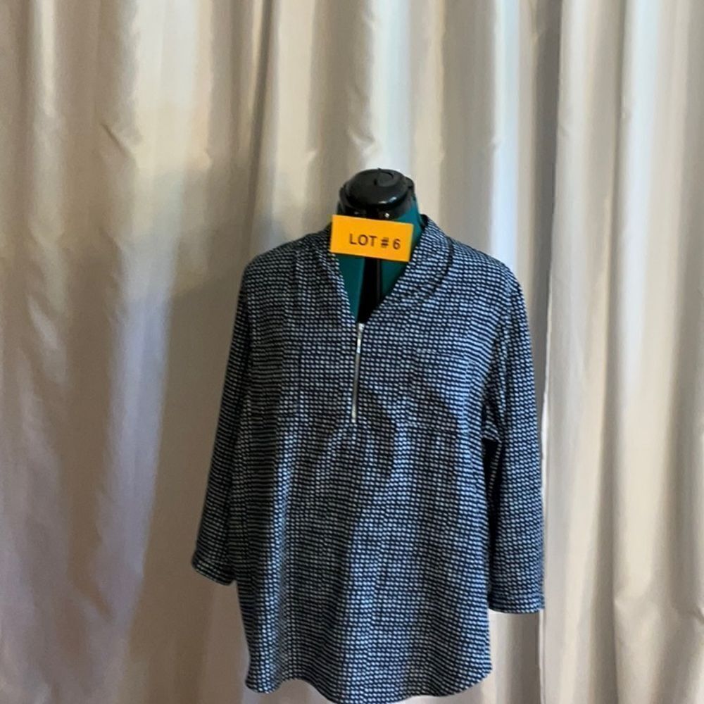 Ladies zip front tunic style top in size XL in navy & white checks